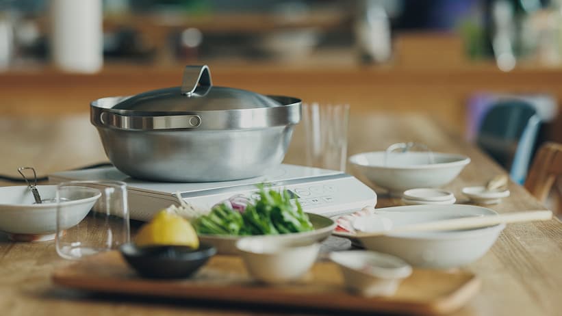 食卓になじむ端正な佇まい